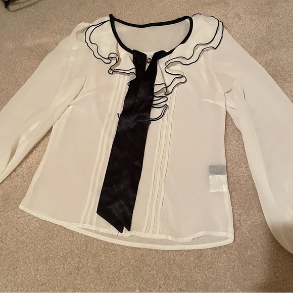 Victorian ruffle button down with bow at the neck - Picture 5 of 5